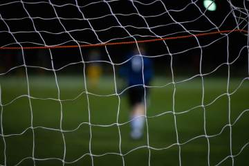 日本队1-0击穿瑞典防线！堂安律一记斜塞撕裂防守，前田大然冷静推射建功！（配图示意）